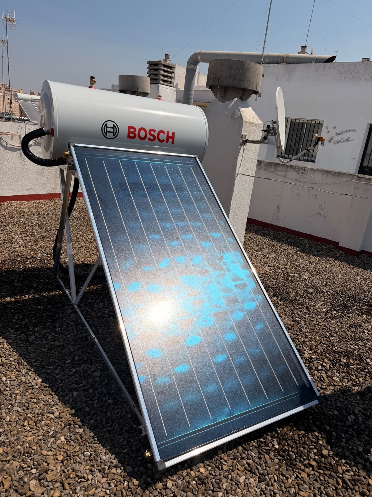Instalación solar térmica Bosch en una azotea